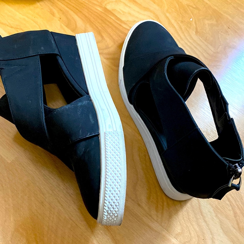 Wedge heeled sneakers with zipper in black